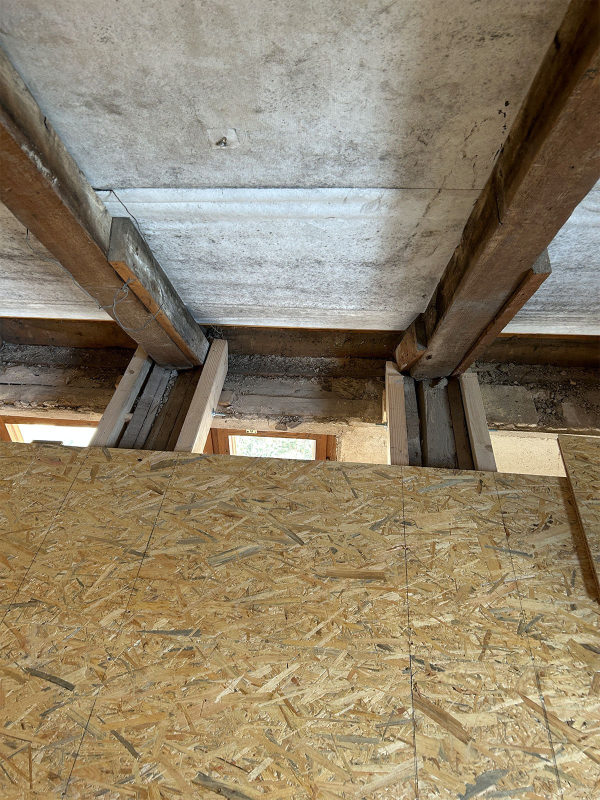 Balkenverstärkung und Belag aus OSB Platten