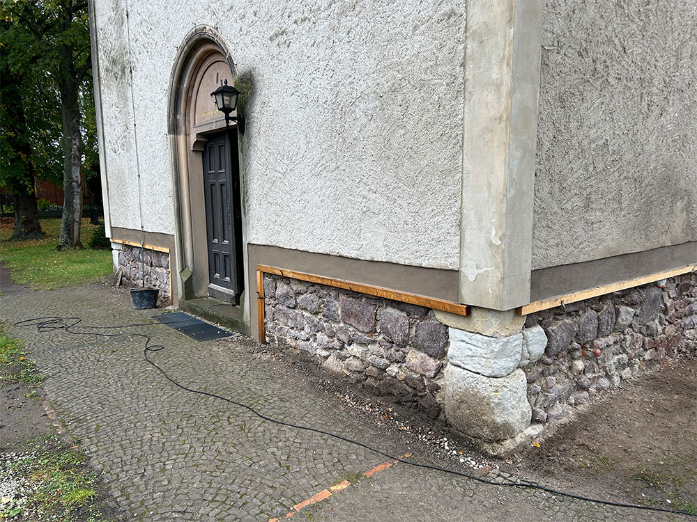 Ergänzung von Putzgewänden an einer Kirche