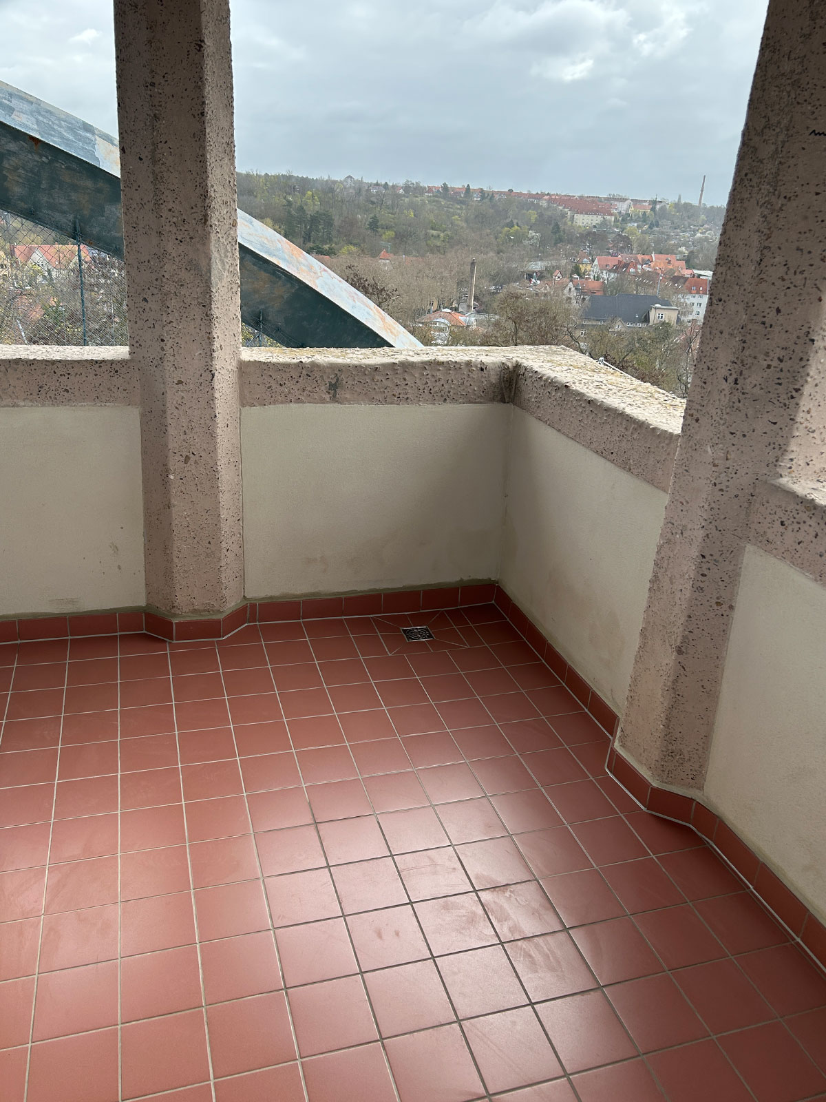 Verlegung von Fliesen auf der Aussichtplattform im Bergzoo Halle