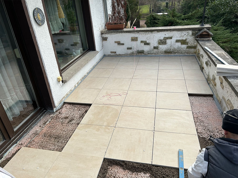 Verlegung von Fliesen auf einer Terrasse